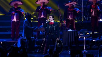 Dos instantes del concierto de Alejandro Fernández en el Nokia Theatre el sábado por la noche.