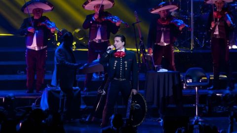 Dos instantes del concierto de Alejandro Fernández en el Nokia Theatre el sábado por la noche.