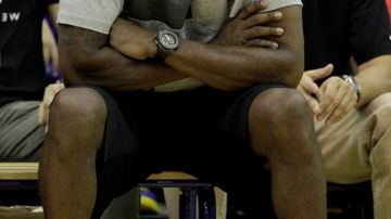 Kobe Bryant sonríe mientras observa un juego en Dubai.