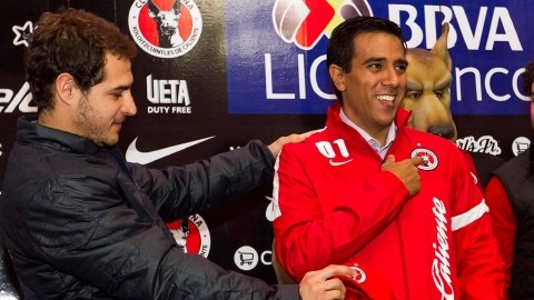 El entrenador venezolano César Farías  (centro) al momento de ser presentado ayer en Tijuana.