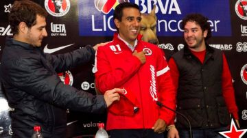 El entrenador venezolano César Farías  (centro) al momento de ser presentado ayer en Tijuana.