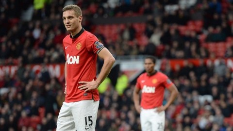 Los jugadores del 'Diablos Rojos': Nemanja Vidic (izq.), con  Antonio Valencia y  Jonny Evans  en el fondo, lamentan la derrota  ante el Newcastle.