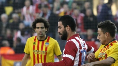 Arda Turan  conduce el balón ante Mouriño, del Sant Andreu.