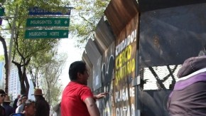 Manifestantes protestan contra la reforma energética  frente a la sede del Senado en Ciudad de México (México).