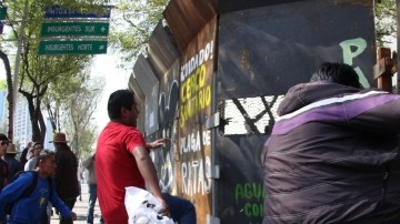 Manifestantes protestan contra la reforma energética  frente a la sede del Senado en Ciudad de México (México).