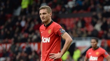 Nemanja Vidic (izq), Antonio Valencia (c) Jonny Evans (d), del Manchester United, estupefactos tras la segunda caída consecutiva del campeón inglés en Old Trafford.