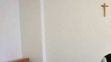 Luis Estrada, quien va a convertirse en sacerdote, lee en su cuarto del Seminario St. John en Camarillo, California.