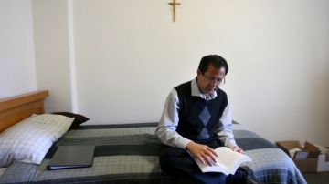 Luis Estrada, quien va a convertirse en sacerdote, lee en su cuarto del Seminario St. John en Camarillo, California.