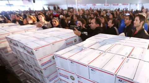 Voluntarios celebran el ensamblaje del millón de paquetes como parte de los 10 años de ‘Operación Gratitud’ en un evento celebrado en Van Nuys.