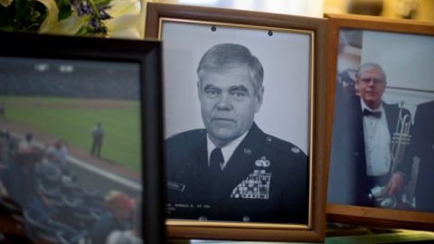 Una foto del coronel retirado Ronald Westbrook sobre una mesita en la sala de su casa, quien padecía del mal de Alzheimer y fue abatido a tiros por error.