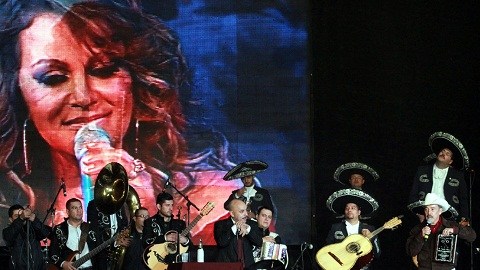 Lupillo Rivera le llevó esta madrugada una “Serenata de Respeto” a su hermana en el lugar en que murió hace un año.