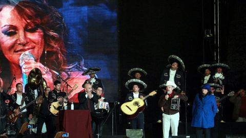 Lupillo Rivera le llevó esta madrugada una “Serenata de Respeto” a su hermana en el lugar en que murió hace un año.