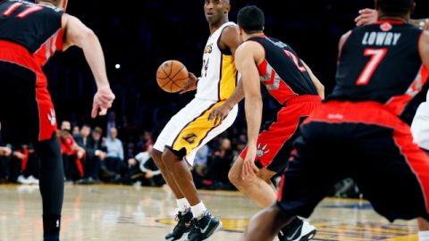 Custodiado de cerca por 3 defensas, Kobe Bryant se dispone a enviar un pase al regresar a la duela del Staples.
