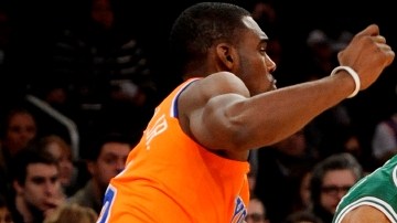 Avery Bradley, de Celtics, conduce la pelota, mientras Tim Hardaway, de Nueva York, intenta detenerlo, en juego disputado ayer.