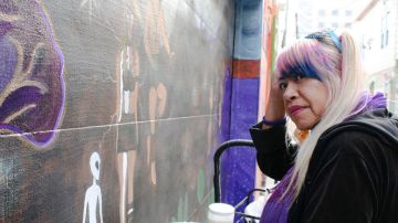 Laura Campos resana su propio mural, en la calles 24 y Cypress.