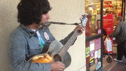 Julián Porte canta afuera de una tienda en Whittier para ganarse el dinero para pagar su renta.