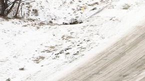 Las autoridades de Texas advirtieron que el hielo sigue presente en muchas carreteras y se mantiene la recomendación de no conducir "en estas condiciones peligrosas".
