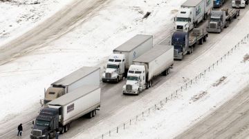 Las autoridades de Texas advirtieron que el hielo sigue presente en muchas carreteras y se mantiene la recomendación de no conducir "en estas condiciones peligrosas".