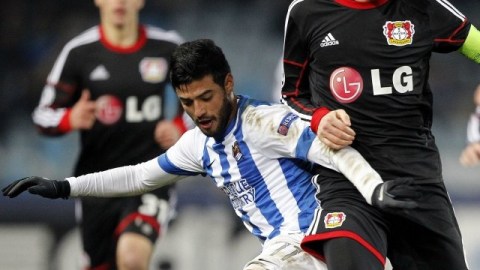 El delantero mexicano de la Real Sociedad, Carlos Vela (i), disputa un balón con el defensa del Bayer Leverkusen, Simon Rolfes