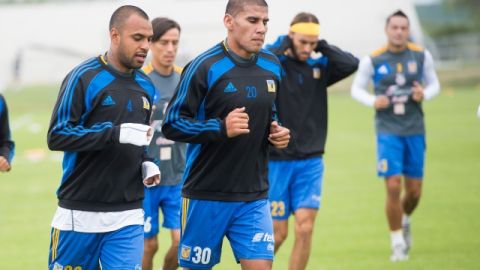 Carlos Salcido (centro) inició su carrera en Chivas, que ahora quieren recobrarlo aunque Tigres no lo haya puesto en venta.