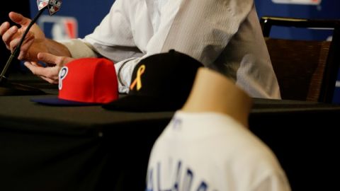 Con la camiseta 32 de los Azulejos de Toronto colgada a un lado, Roy Halladay responde a una pregunta en la rueda de prensa de ayer.