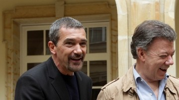 De izq. a der.: Antonio Banderas, el presidente  Juan Manuel Santos, la directora Patricia Riggen  y el actor Juan Pablo Raba.
