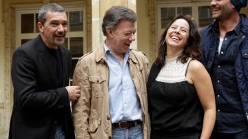 De izq. a der.: Antonio Banderas, el presidente  Juan Manuel Santos, la directora Patricia Riggen  y el actor Juan Pablo Raba.