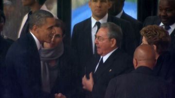 El saludo entre los líderes de dos enemigos de la Guerra Fría ocurrió durante una ceremonia centrada en el legado de reconciliación de Mandela.