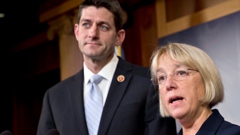 El presidente del Comité de Presupuesto Paul Ryan, (a la izquierda) y la presidenta del Comité de Presupuesto del Senado, Patty Murray, anuncian un acuerdo tentativo entre los negociadores republicanos y demócratas en un plan de gastos del gobierno.