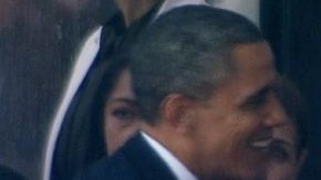 El presidente de EEUU, Barack Obama estrechó la mano de su homólogo cubano, Raúl Castro, durante el servicio fúnebre realizado en honor de Nelson Mandela en Sudáfrica.