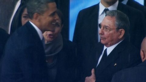 El presidente de EEUU, Barack Obama estrechó la mano de su homólogo cubano, Raúl Castro, durante el servicio fúnebre realizado en honor de Nelson Mandela en Sudáfrica.