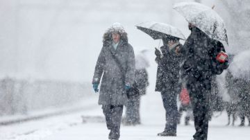 Las fuerte nevada que cae en Washington está complicando la movilización de miles de personas que intentan llegar a sus lugares de trabajo.