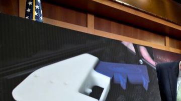 La prohibición se extiende por 10 años para armas de plástico que pueden burlar detectores de metal como los de los aeropuertos y escuelas.