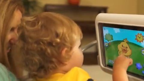 Los padres pueden descargar aplicaciones en sus iPads  a través de la silla mecedora.