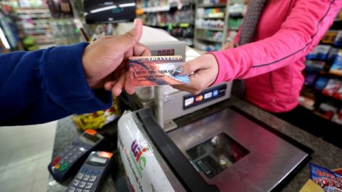 Muchos usan su tarjeta EBT en pequeños mercados locales sin acceso a comida saludable.