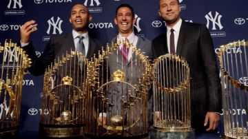 Rivera (izq.), Posada y Jeter, con los cuatro trofeos de la Serie Mundial, todos, bajo el mandato del ahora inmortal Joe Torre.