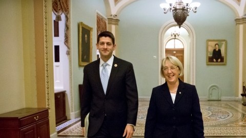 El representante republicano Paul Ryan y la senadora demócrata Patty Murray antes de anunciar el trato sobre el presupuesto.