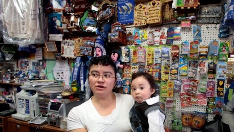 Olga Montoya con su hijo Carlitos en su tienda del Corredor Salvadoreño de la Avenida Vermont en LA. La ciudad es hogar del mayor número de migrantes salvadoreños del país.
