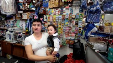 Olga Montoya con su hijo Carlitos en su tienda del Corredor Salvadoreño de la Avenida Vermont en LA. La ciudad es hogar del mayor número de migrantes salvadoreños del país.