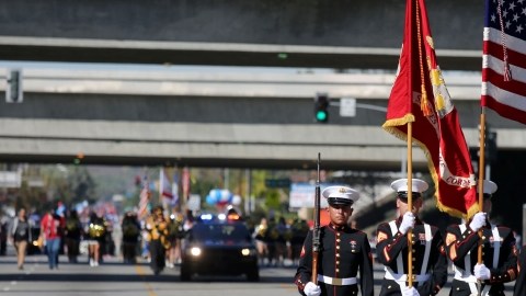 Miembros de la Infantería de Marina participan en el Desfile del Día de los Veteranos de Pacoima, en noviembre.