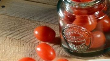 Deliciosa sopa de jitomate asado con aceite de albahaca, un verdadero manjar.