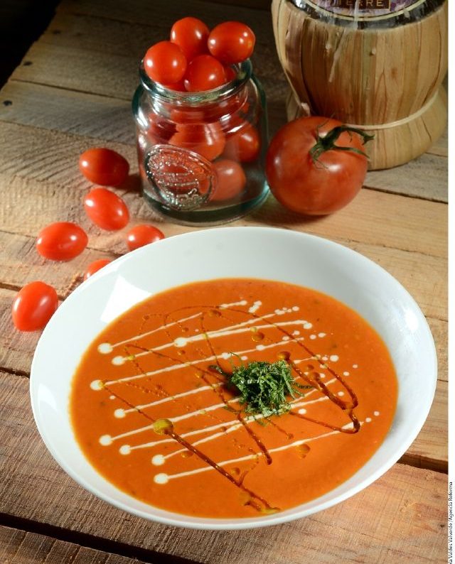 Deliciosa sopa de jitomate asado con aceite de albahaca, un verdadero manjar.