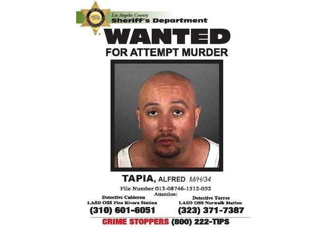 Las autoridades buscan a Alfred Tapia por intento de asesinato de tres personas, incluyendo a dos familiares.
