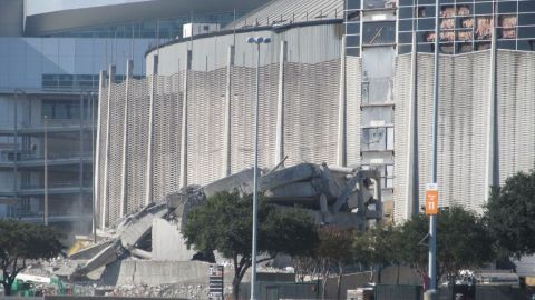 La implosión de las torres que se llevó a cabo el domingo 8 de diciembre ya había sido aprobada por la Corte de Comisionados del Condado de Harris, así como la venta de varios artículos del estadio que incluyen asientos, ‘astroturf’ y anuncios.