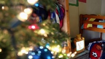 Eréndira Morales y sus hijos, son una de las familias que recibirán regalos como parte de una organización de caridad católica de Los Ángeles.