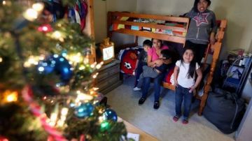 Eréndira Morales y sus hijos, son una de las familias que recibirán regalos como parte de una organización de caridad católica de Los Ángeles.