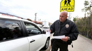 Los demandantes, agentes en motocicleta de la División de Tráfico del Oeste de LAPD alegan que tenían que imponer al menos 18 multas al día, sino los regañaban.