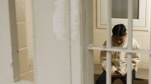 Las fianzas que ICE da -o se niega a dar- a migrantes detenidos, deberían estar relacionadas a la situación de cada individuo, pero las cifras señalan que hay otras determinantes más poderosas