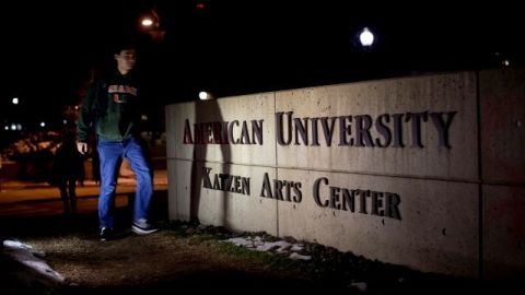 Estudiantes en el campus de American University en Washington DC, tras levantarse el bloqueo por la presencia de un supuesto pistolero.