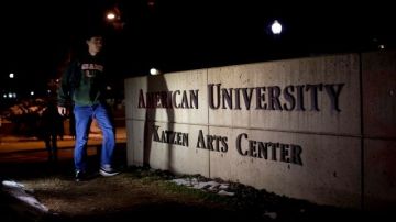 Estudiantes en el campus de American University en Washington DC, tras levantarse el bloqueo por la presencia de un supuesto pistolero.